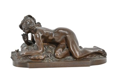 statue en bronze représentant une femme allongée sur un rocher, la main posée sur le menton