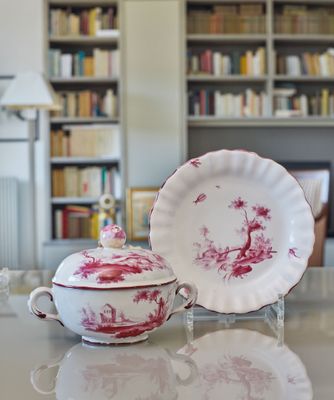 deux assiettes et un bol posés sur une table dans un salon