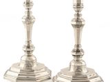 paire de chandeliers en argent sur fond blanc