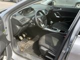 tableau de bord d'une voiture dont la portière est ouverte et le siège conducteur rabattu