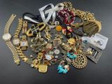 une pile de bijoux assortis sur une table