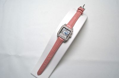 une montre posée sur une boîte blanche