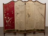 un paravent orné d'un motif représentant un oiseau et des fleurs