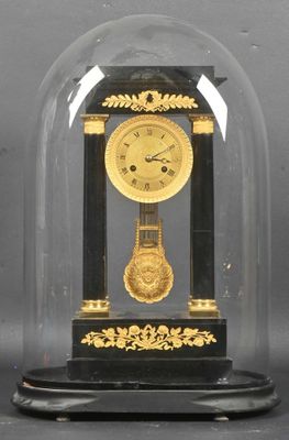un dôme en verre renfermant une horloge dorée