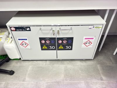 une photo d'une armoire blanche recouverte de nombreux autocollants