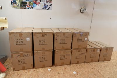 une pile de boîtes posées sur le sol d'une pièce