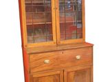 image d'un vaisselier en bois avec des portes en verre