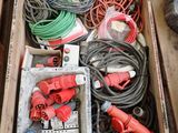de nombreux types d'équipements électriques différents dans un boîtier