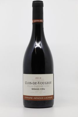 une bouteille de vin posée sur une table