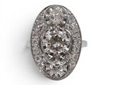 une bague en diamant dont la pierre centrale est entourée de diamants plus petits