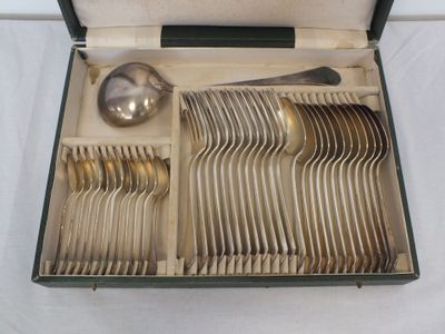 une boîte contenant de l'argenterie, posée sur une table