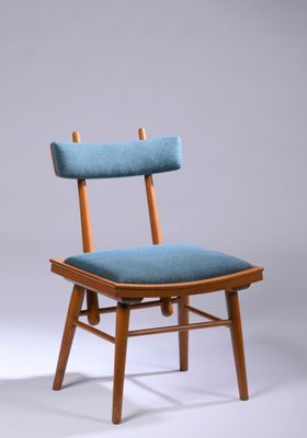 une chaise en bois avec une assise bleue sur fond gris