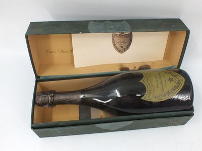 une bouteille de vin dans un coffret sur une table