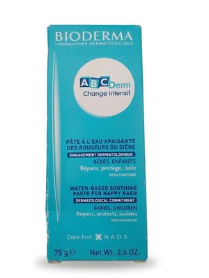 un gros plan d'un flacon de crème Bioderma sur fond blanc