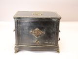 une petite boîte noire ornée d'un motif doré