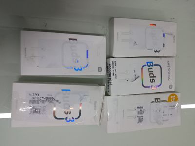 trois boîtes de télécommandes Wii sont empilées les unes sur les autres