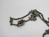 un collier orné d'une croix, posé sur une table