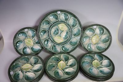 six assiettes aux motifs variés posées sur une table