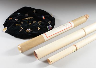 trois bâtonnets en bois posés à côté d'un sac sur une table