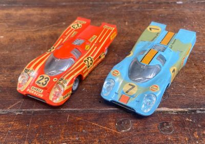 deux petites voitures posées sur une table en bois