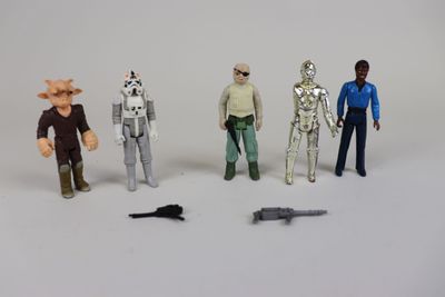 cinq figurines alignées les unes à côté des autres