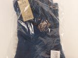 la chemise est emballée dans du plastique et posée sur une table
