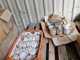 de nombreuses caisses de marchandises posées sur une palette
