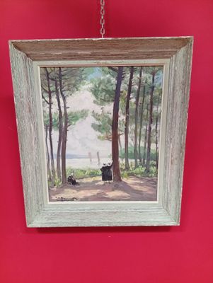 la photo d'un tableau accroché à un mur rouge
