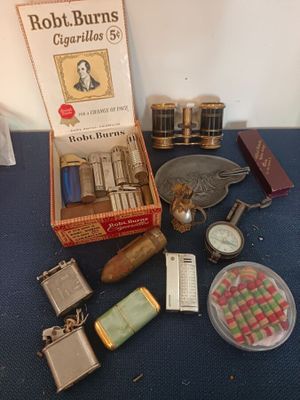 de nombreux objets posés sur une table bleue