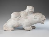 une sculpture blanche représentant un ours et un ours avec un oiseau sur le dos
