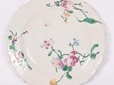 une assiette blanche avec un motif floral