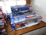 trois camions jouets posés les uns sur les autres