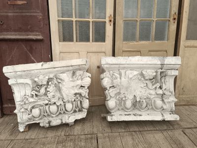 deux vases blancs posés l'un à côté de l'autre sur un parquet
