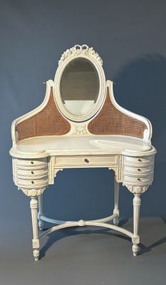 un meuble-lavabo blanc surmonté d'un miroir