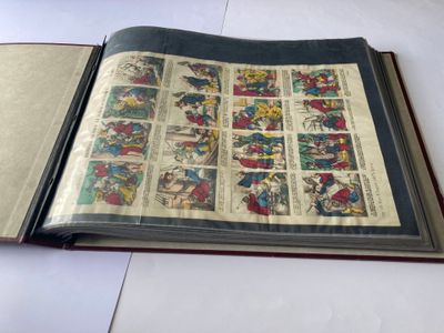 un livre ouvert, sur lequel sont dessinées des bandes dessinées, posé sur une table
