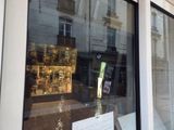 une affiche dans la vitrine d'un magasin invitant les gens à ne pas faire leurs achats