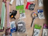 une table sur laquelle se trouvent de nombreux objets différents