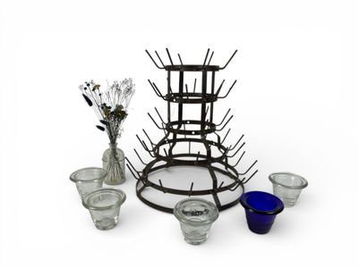 ART POPULAIRE Un hérisson en fer et cinq pots à confiture en…