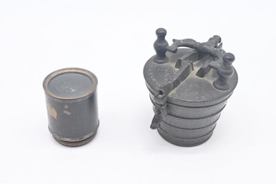 un petit objet métallique posé à côté d'une tasse