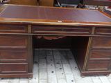 un bureau en bois avec des tiroirs et des tiroirs sur le dessus