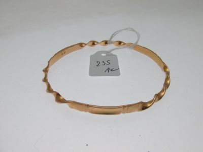 bracelet plaqué or muni d'un fermoir et d'une étiquette de prix