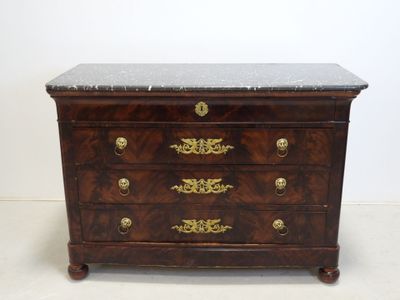 une petite commode avec un plateau en marbre