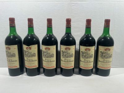 six bouteilles de vin sont alignées sur une table