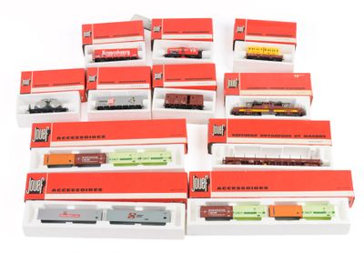 il y a beaucoup de petits trains dans la boîte posée sur la table