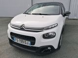 l'avant d'une Citroën blanche garée devant un immeuble