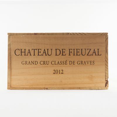 une boîte en bois sur laquelle est accrochée une pancarte indiquant « Château de Fieuzall »