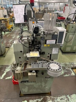 une machine placée au milieu d'une pièce