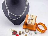 Des colliers, des bracelets et d'autres bijoux sont présentés sur un mannequin