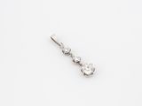 une image représentant un pendentif en diamant sur fond blanc