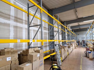 un grand entrepôt rempli de boîtes et de cartons